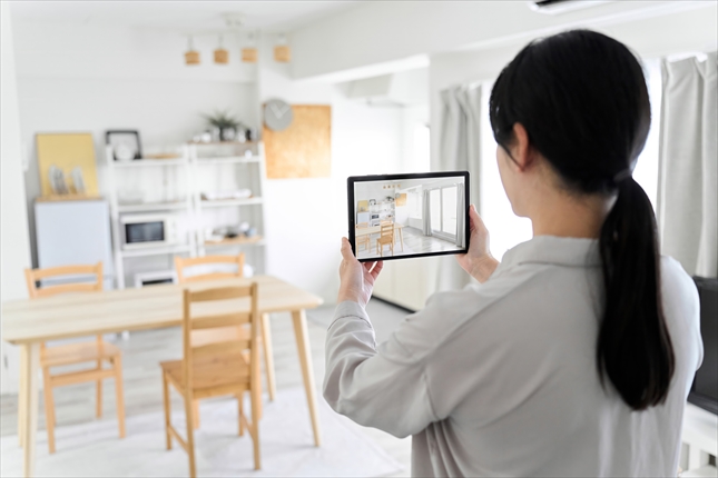 タブレットで部屋を撮影して出張買取の査定を申し込む様子